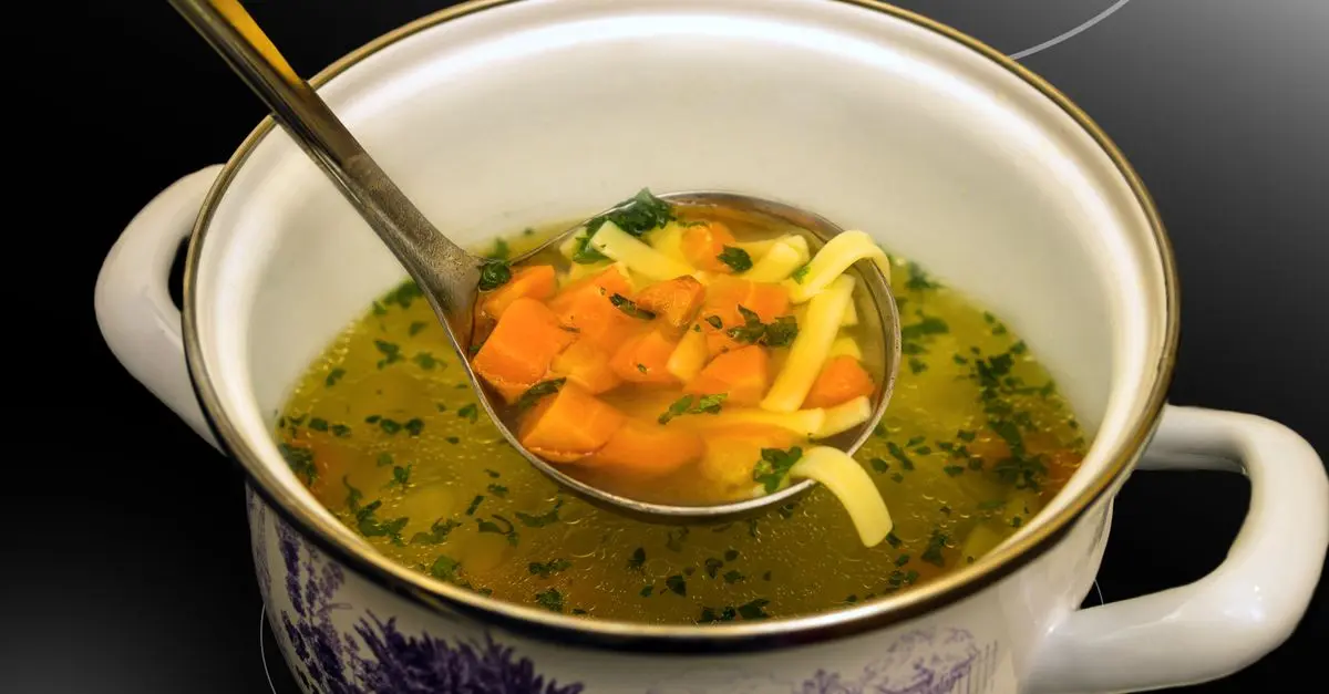 Cómo hacer un caldo de huesos nutritivo en casa