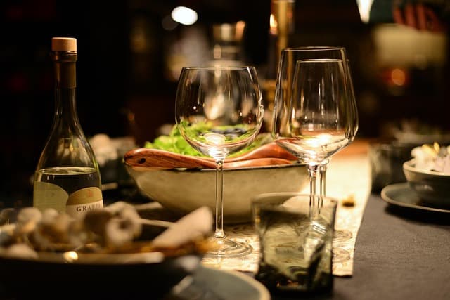 Cómo organizar una cena perfecta: consejos y recetas