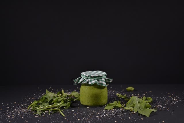 Cómo hacer una salsa auténtica pesto: receta y secretos