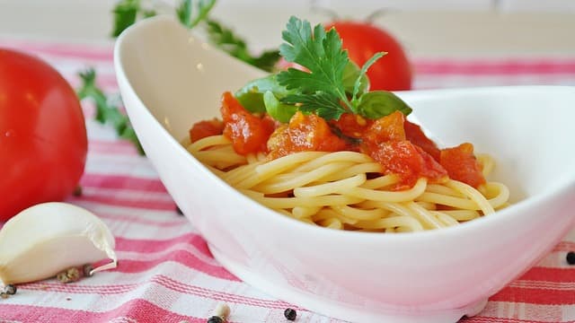 Cómo hacer una salsa de vino tinto perfecta: recetas y secretos