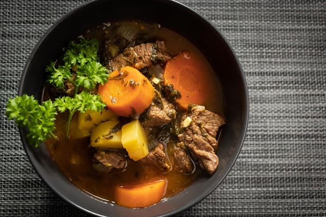 Cómo hacer un buen caldo base en casa: receta y consejos